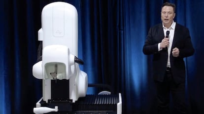 Elon Musk en la presentación de su máquina de implantes cerebrales.