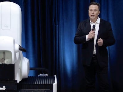 Presentación online de Neuralink, con Elon Musk junto a un robot, en 2020.