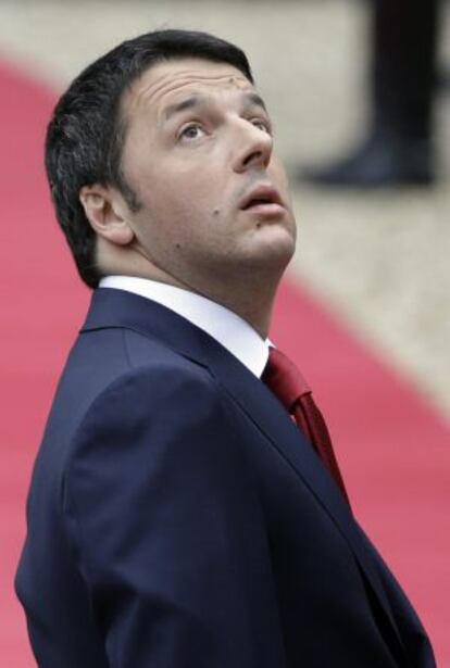 El primer ministro italiano, Matteo Renzi, mientras espera al presidente de EE UU, Barack Obama, el 27 de marzo.