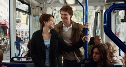 Shailene Woodley y Ansel Elgort, en la película.