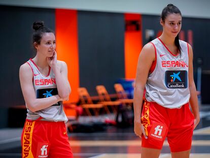 Aina Ayuso (izq) y Raquel Carrera (dch), en la concentración de noviembre con la selección española. / feb