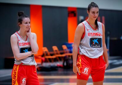 Aina Ayuso (izq) y Raquel Carrera (dch), en la concentración de noviembre con la selección española. / feb