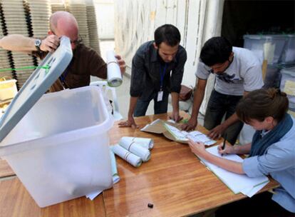 Miembros de la Comisión Electoral de Quejas, en la sede de Kabul de la Comisión Electoral Independiente.