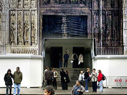 Fachada de la catedral de Barcelona cubierta con un lienzo que reproduce el frontispicio.