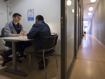 Antoni Gata, a psychologist at BCN Checkpoint, speaks to a patient