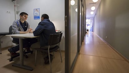 El psicòleg de BCN Checkpoint, Antoni Gata, atén un pacient al centre comunitari.