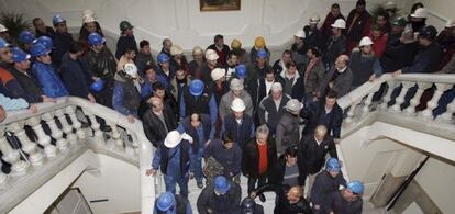Operarios de los astilleros bajan por la escalera del recibidor de la casa consistorial de Ferrol
