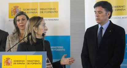 La ministra de Fomento, Ana Pastor se dirige a Lluis Recoder durante su visita a las obras de la estación del AVE de la Sagrera.