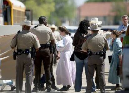 Mulheres e seus filhos são evacuados, em 2008, do YFZ Ranch, em Eldorado (Texas), uma comunidade religiosa de 700 pessoas. Foi depois das acusações de conduta criminal sobre seu líder, Warren Jeffs. Em 2014, o estado do Texas tornou-se proprietário do terreno.