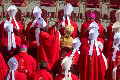 Religiosos durante el funeral del Papa en la plaza de San Pedro el 26 de abril.