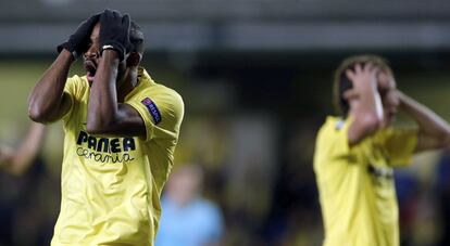 El delantero congoleño del Villarreal Cédric Bakambu se echa las manos a la cabeza, durante el partido frente al Liverpool.