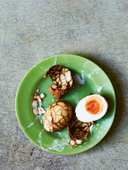 Huevos marmoleados, una de las elaboraciones incluidas en 'Cocina casera china'. 70 recetas representativas de la gastronomía de Hong Kong, de Suzie Lee (Editorial Cinco Tintas).