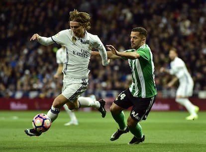 Luka Modric conduce el balón ante Riza Durmisi en un momento del partido.