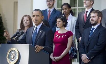 Obama durante el discurso. Detrás, con el vestido rojo, Karmel Allison.