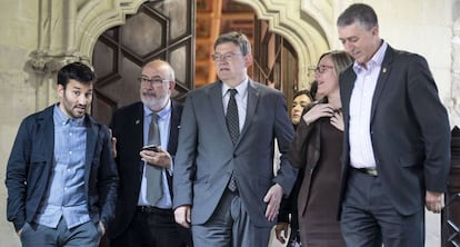 El president de la Generalitat, Ximo Puig (centro), junto a varios miembros del Consell antes de firmar el C&oacute;digo de Buen Gobierno este martes en el Palau de la Generalitat. 