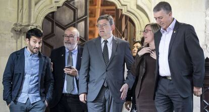 El president de la Generalitat, Ximo Puig (centro), junto a varios miembros del Consell antes de firmar el Código de Buen Gobierno este martes en el Palau de la Generalitat.