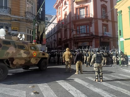 Militares hacen presencia con tanques frente a la sede del Gobierno de Bolivia, este miércoles en La Paz. El presidente, Luis Arce, denuncia "movimientos irregulares" de militares, mientras que ciudadanos y medios locales reportaron la presencia de tanques y militares fuertemente armados.
