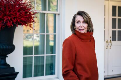 Nancy Pelosi abandona la Casa Blanca con el abrigo más viral del año.