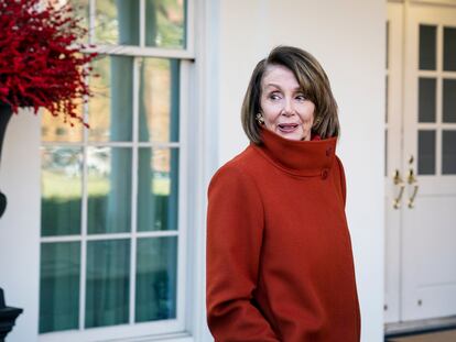 Nancy Pelosi abandona la Casa Blanca con el abrigo más viral del año.