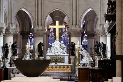 Vista del altar diseñado por el artista francés Guillaume Bardet, este viernes. 