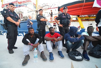 Migrantes, tras desembarcar del barco de rescate 'Sea-Watch 3'.