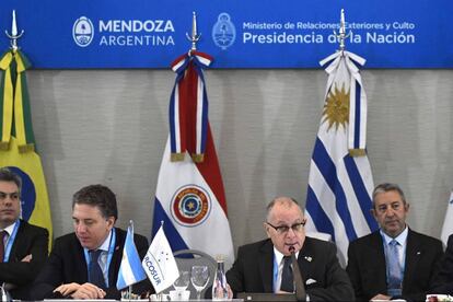 O chanceler argentino Jorge Faurie (direita) abre a reunião do Mercosul em Mendoza.