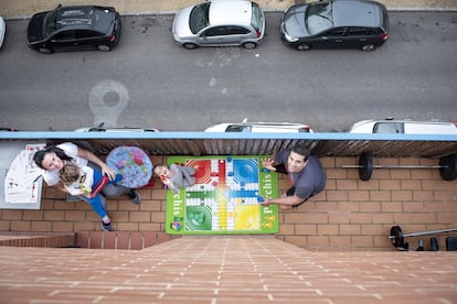 Juegos familiares en una terraza del barrio del Guadalquivir en Córdoba.