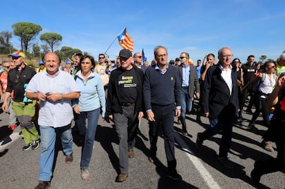 Torra, con jersey de pico, en el centro, y el ex lehendakari Juan José Ibarretxe, con gorra, marchan cortando la autopista A-7 en protesta por la sentencia del Proces, el 16 de octubre pasado.