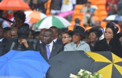 Dos de las mujeres de Nelson Mandela, Winnie (izquierda) y Graça (derecha), así como su hija mayor, Makaziwe (segunda a la derecha) en el homenaje al líder sudafricano.