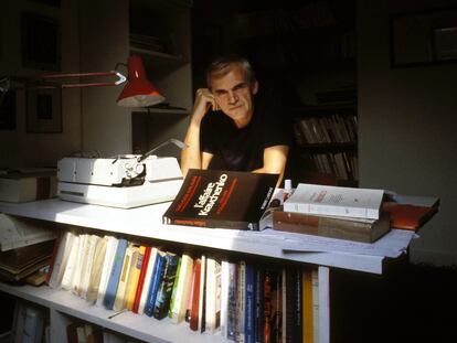 Milan Kundera, fotografiado en su casa de París en 1984.