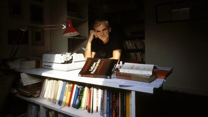 Milan Kundera, fotografiado en su casa de París en 1984.