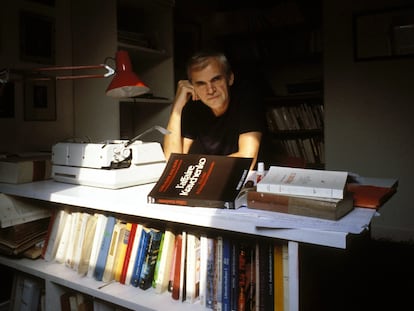 Milan Kundera, fotografiado en su casa de París en 1984.