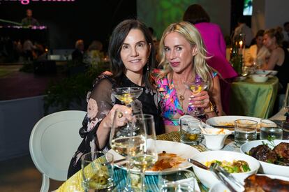 Kerianne Flynn (a la izquierda) con la escritora Amber Roberts en Nueva York en 2023.