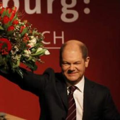 El candidato del SPD, Olaf Scholz, celebra la victoria junto a su esposa