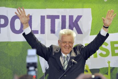 Winfried Kretschmann, líder de Los Verdes, celebra los resultados en las elecciones de Baden-Württemberg, ayer en Stuttgart.