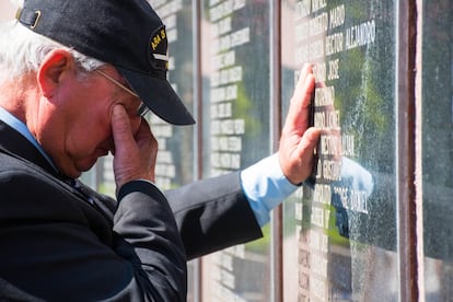 Un veterano llora mientras toca los nombres de sus colegas muertos  durante una ceremonia para conmemorar el "Día de los Veteranos y los Caídos en la Guerra de Malvinas" en la Plaza San Martín el 2 de abril de 2019 en Buenos Aires, Argentina. 