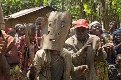 El pueblo bambuti es muy festivo y suele recibir a sus huéspedes con bailes y canciones. La aldea de Kitale está situada justo en los márgenes de la Reserva Nacional de Itombwe, y sus habitantes dependen del bosque como medio de vida.