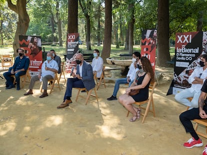 Algunos de los artistas que participan en el ciclo del Real Alcázar de la Bienal de Flamenco, este martes en Sevilla. La arpista Ana Crismán es la tercera por la derecha. / PACO PUENTES