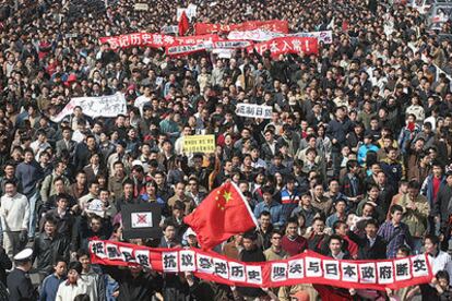 Una multitud de chinos enarbola pancartas con lemas antijaponeses durante la manifestación de ayer en Pekín.