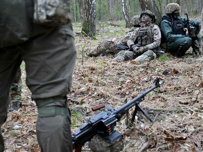 Varios soldados ucranios descansan en las afueras de Kiev.