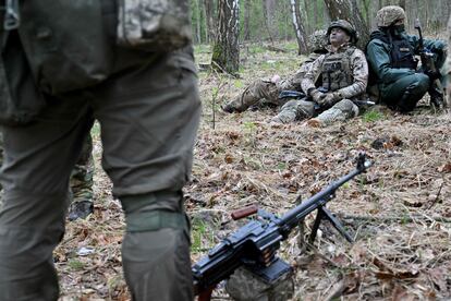 Varios soldados ucranios descansan en las afueras de Kiev.