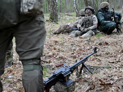 Varios soldados ucranios descansan en las afueras de Kiev.