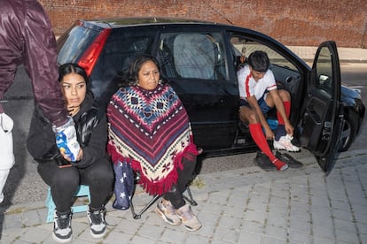 La familia Páez observa en la acera un partido en Carabanchel mientras Dylan se prepara para jugar.