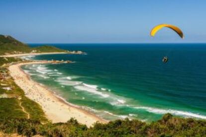 Vuelo en parapente sobre Playa Mole, en Florianópolis (Brasil).