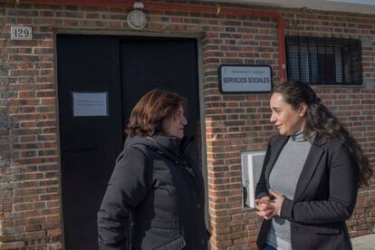 La concejala de Servicios Sociales de Galapagar, Raquel Lafuente (i) charla con Raquel Almendros, concejala de Podemos en el pueblo, esta semana.