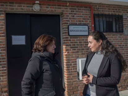 La concejala de Servicios Sociales de Galapagar, Raquel Lafuente (i) charla con Raquel Almendros, concejala de Podemos en el pueblo, esta semana.