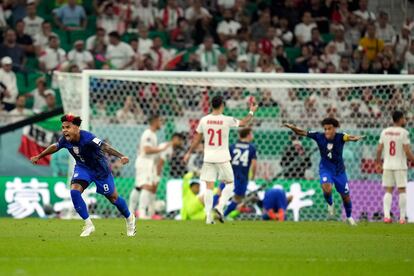 Weston McKennie celebra el gol de su compañero Pulisic que dio la victoria a EE UU frente a Irán.