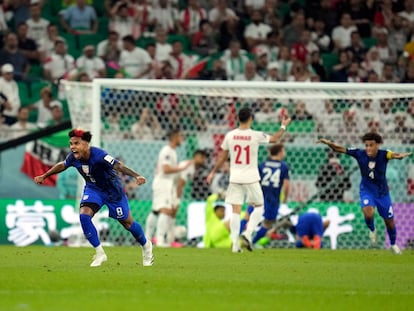 Weston McKennie celebra el gol de su compañero Pulisic que dio la victoria a EE UU frente a Irán.