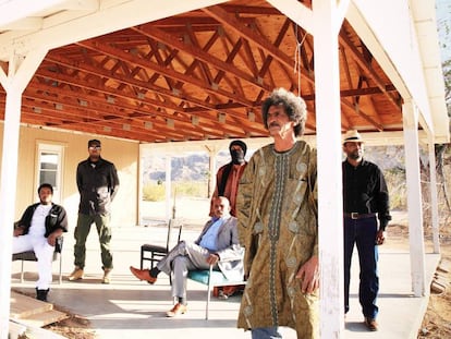 Los integrantes de la banda tuareg Tinariwen.