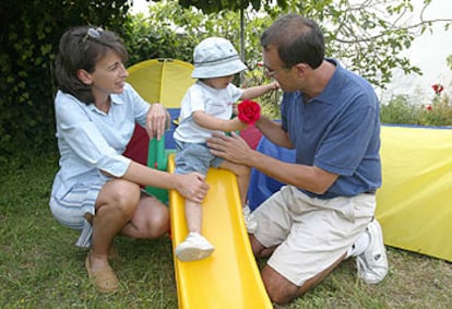 Ana Pérez y Juan Antonio González, con su hijo Juan, el viernes en Playa América (Pontevedra).